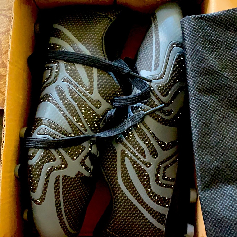 Brand new Dream Pairs kids soccer shoes!!